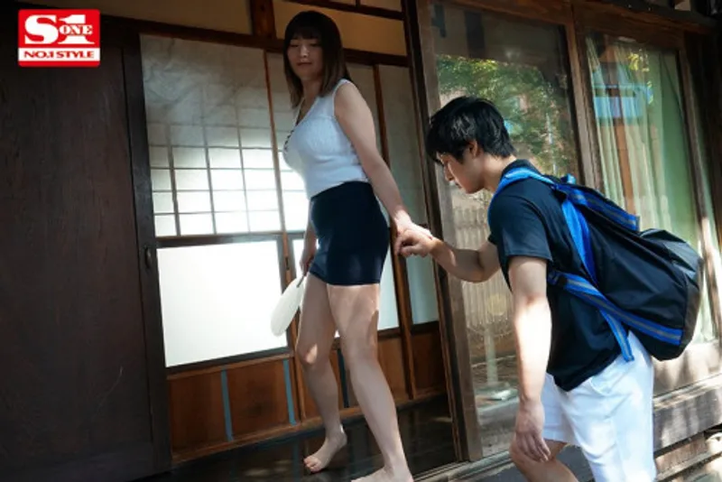 Anh chàng dâm đãng cậu bé khi nhìn trộm em họ vụng trộm với chồng