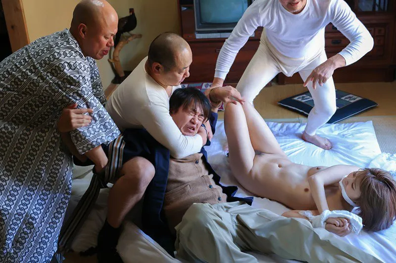 ông chồng nhìn vợ yêu bị những tên tù vượt ngục cưỡng hiếp