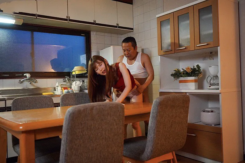 Con gái bị anh xã mới của má phang mỗi ngày, cho dù đã có người yêu