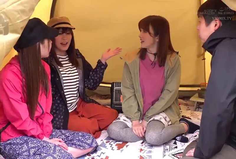 Chuyện lạ đời, người chồng thay vợ đi cắm trại với mấy cô bạn của vợ yêu ở khu phố…