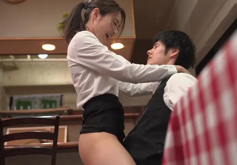 Cậu trai trẻ nện nữ đồng nghiệp có gã chồng nhưng chồng yêu “yếu”