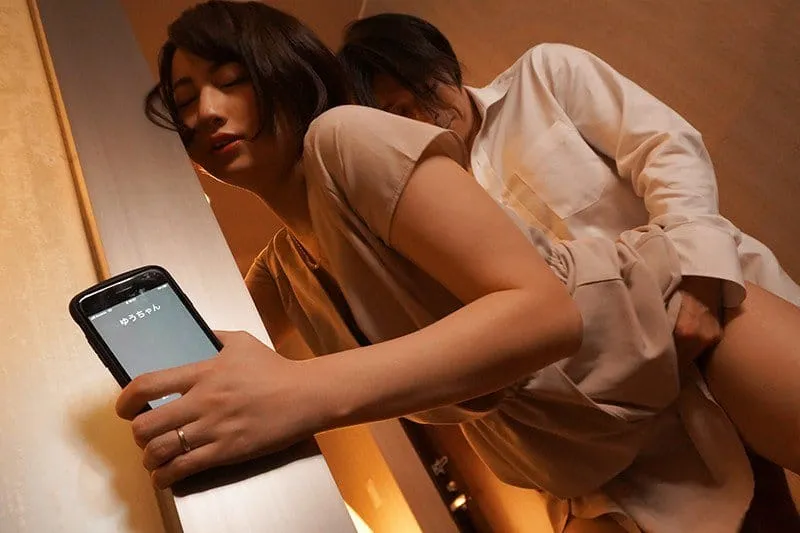 Người vợ đi họp lớp rồi chịch với nyc mặc cho người chồng ở nhà chờ