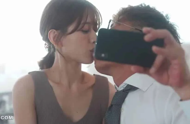 Thấy bà xã hơi lạ, chồng xem điện thoại người vợ và thấy cảnh nện với tiền bối của mình