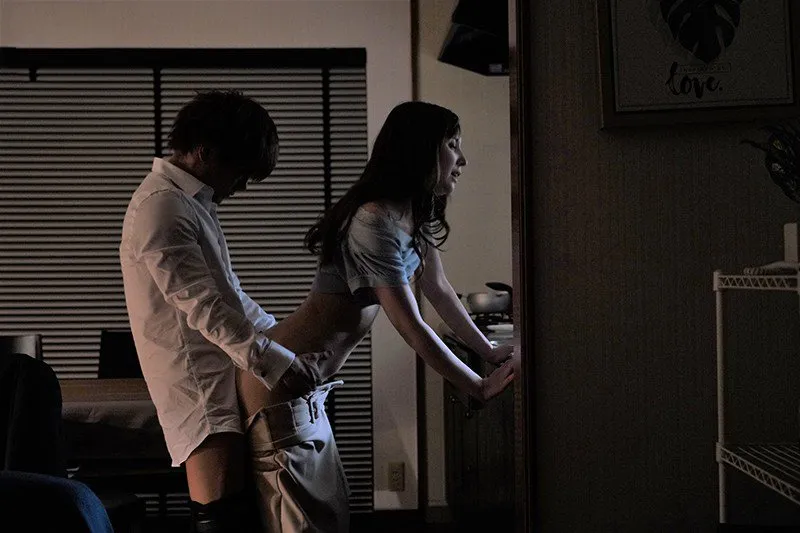 Tiền bối đi công chuyện, cậu nhân viên đến nhà địt người vợ ông ấy