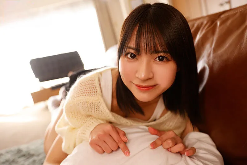 Chị gái lần đầu có anh người yêu còn nhiều ngỡ ngàng nên mượn cậu bé thằng em tập trước